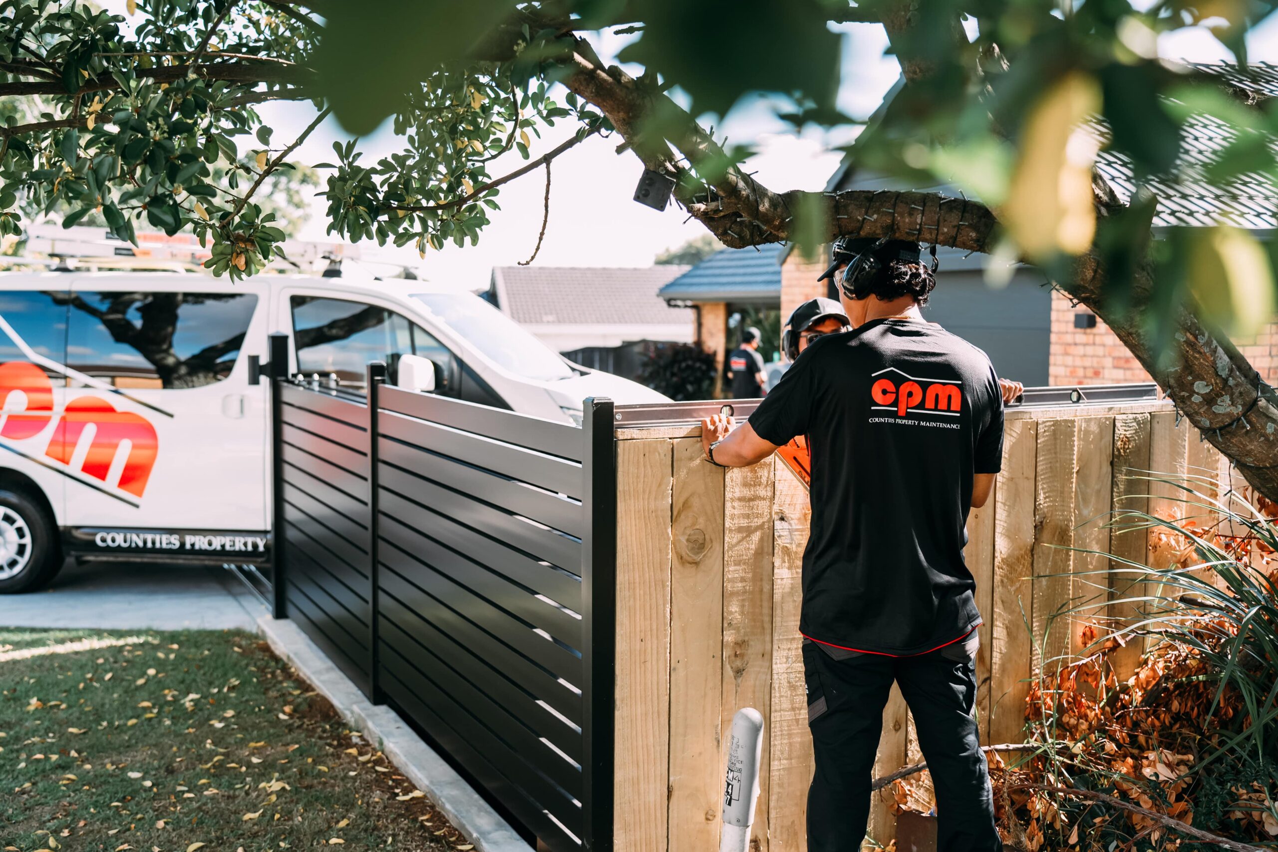 84514d01c0b26d4f908935a6cd7ed422c2345ee4-min Fence Cutting